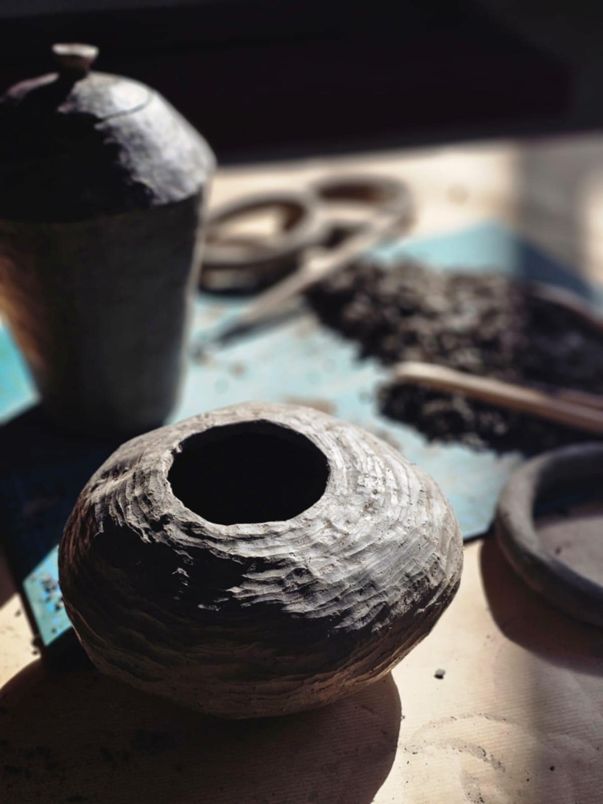 Stages de céramque et stages de poterie à Mulhouse, haut rhin, alsace. Vous pouvez venir fabriquer votre pièce en céramique, la modeler puis la décorer avant de la cuire dans un four à céramique. Vous repartirez avec une poterie réalisée à la main ! Stage de céramique pour les enfants, ados et adultes