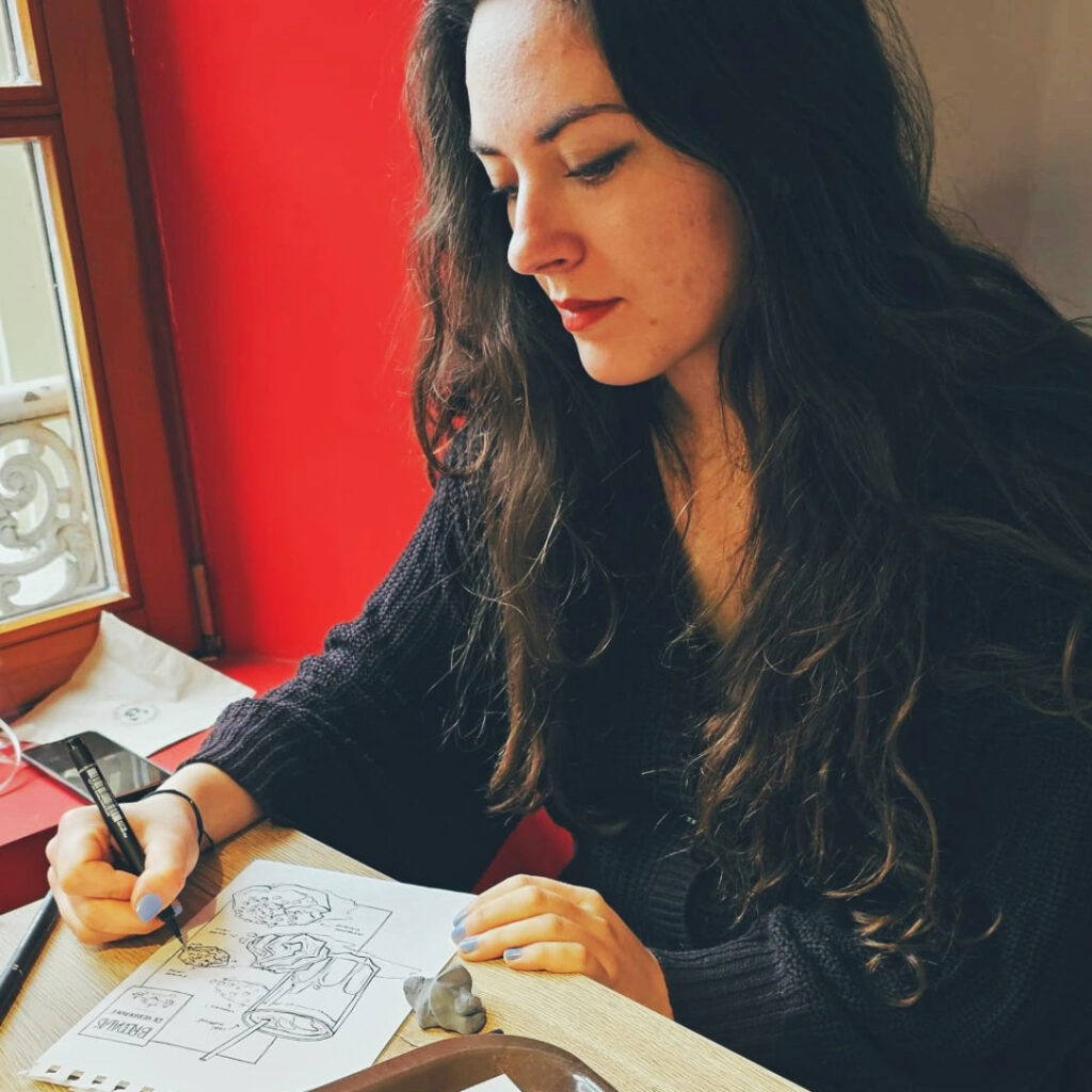 Angéline Dubois est professeure de dessin et donne des cours de céramique, des cours de dessin, des cours de manga et de peinture qui explorent les différentes techniques artistiques. Elle porpose aussi des stages de céramique et de poterie à son atelier à Mulhouse