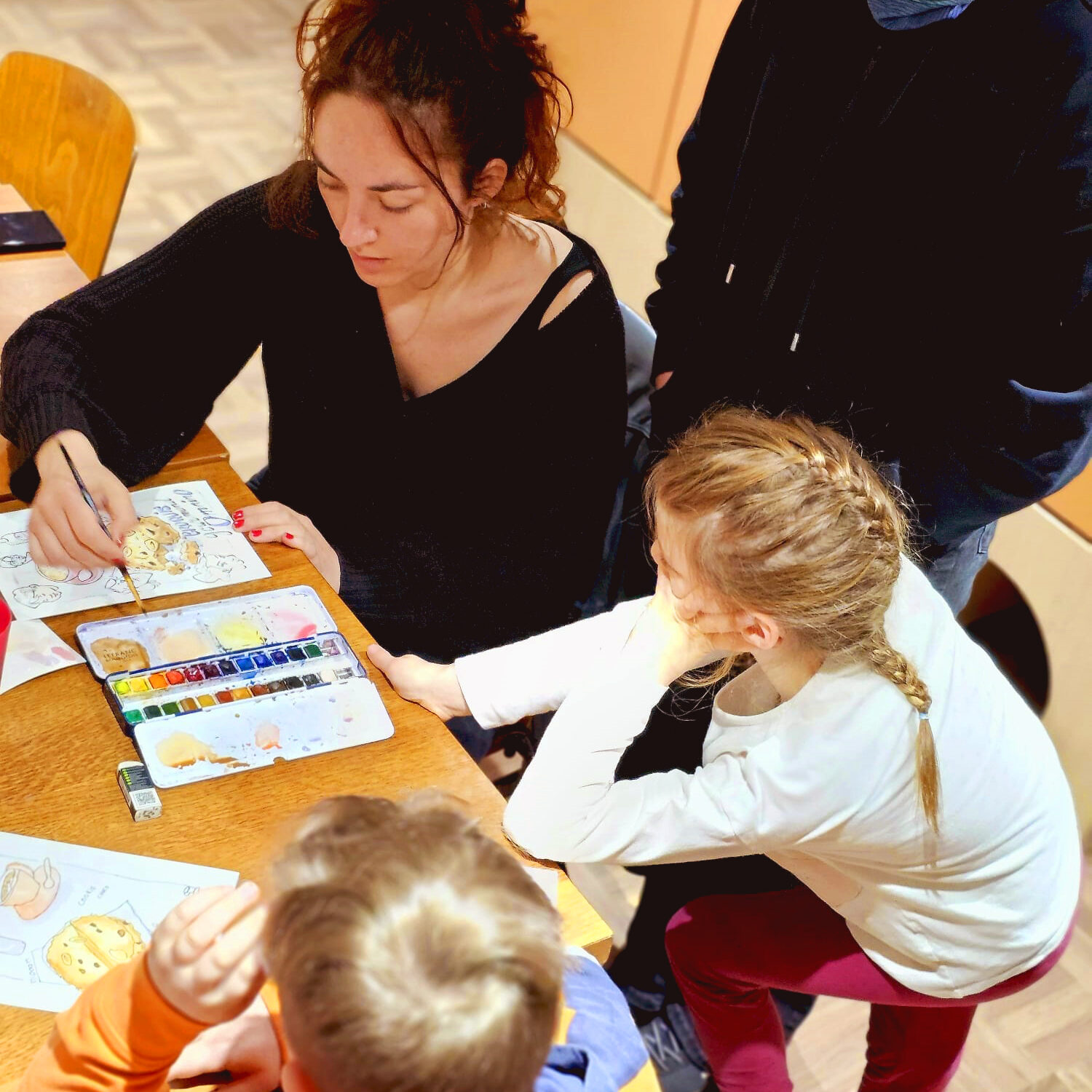 Cours de dessin et peinture à Mulhouse, dans le haut rhin, en alsace. Cours pour adultes, adolescents ados et enfants. Exemple d'un cours d'aquarelle lors d'un stage vacances enfant. Je dessine puis peins à l'aquarelle.