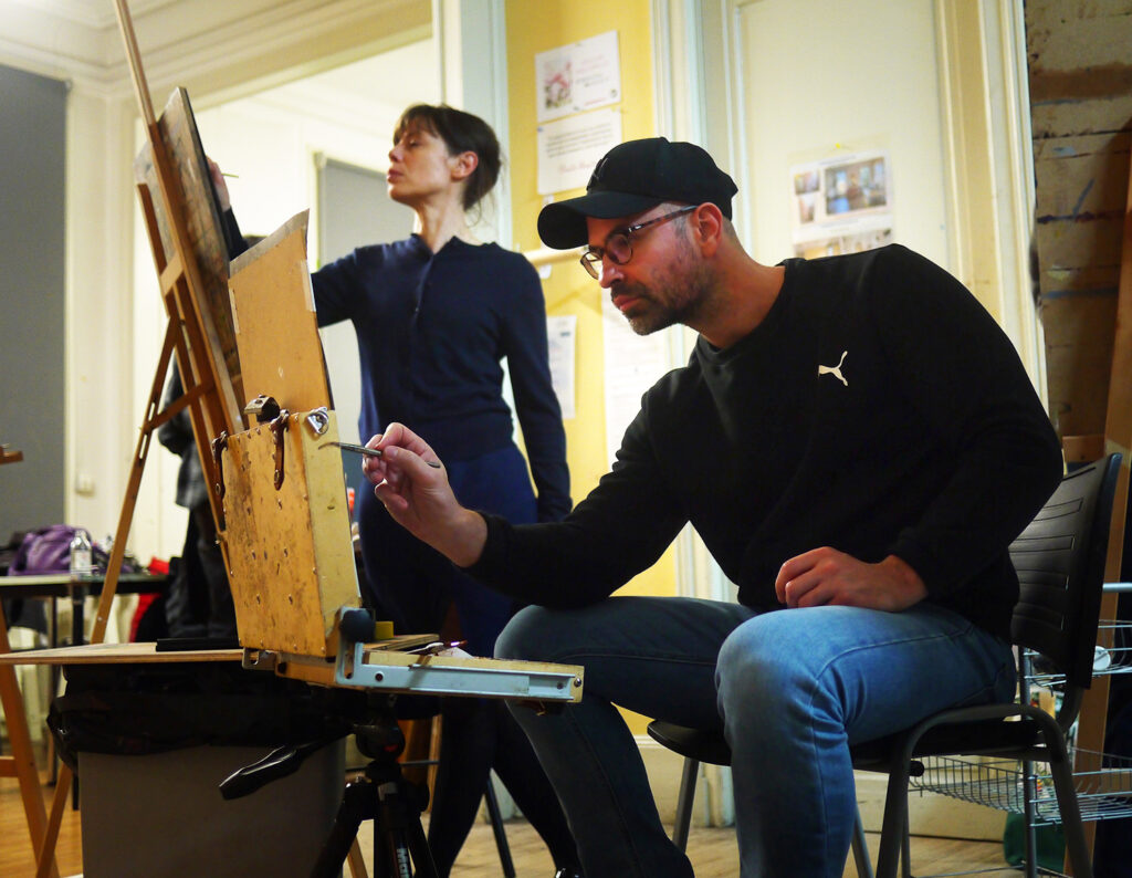 Yann est professeur de dessin, peinture et modèle vivant. Il propose des cours de dessin, des cours de peinture et de céramique aux enfants, mais aussi des cours pour les adultes désireux d'avoir une meilleure technique de dessin