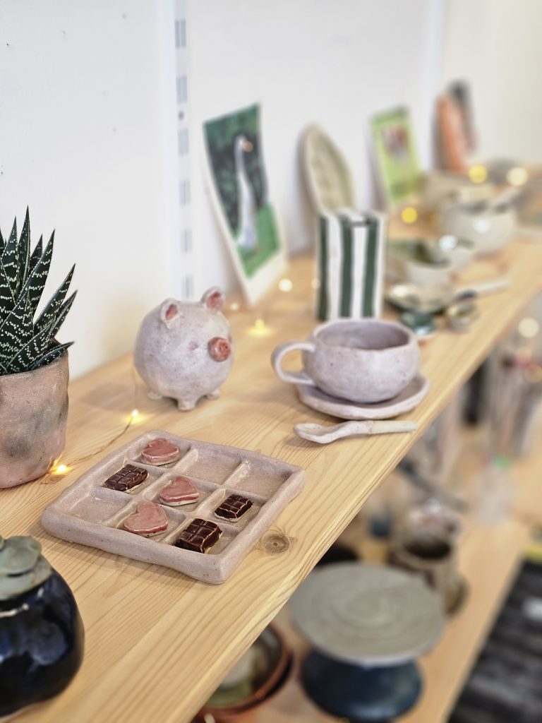 Atelier céramique Mulhouse Atelier Angéline, brunch céramique créatif avec cours de poterie, modelage de la terre, loisirs créatifs Alsace Haut-Rhin 68 pour débutants