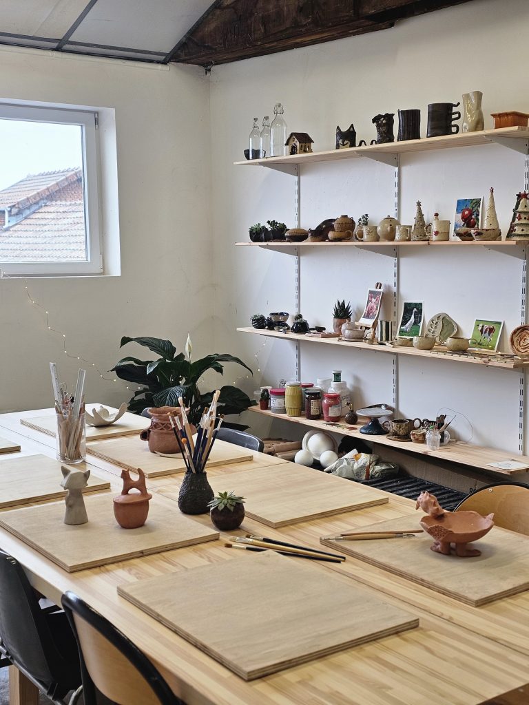 Atelier Angéline Mulhouse, atelier céramique et brunch céramique avec cours de poterie, modelage de la terre, activité créative et artistique Haut-Rhin 68 Alsace