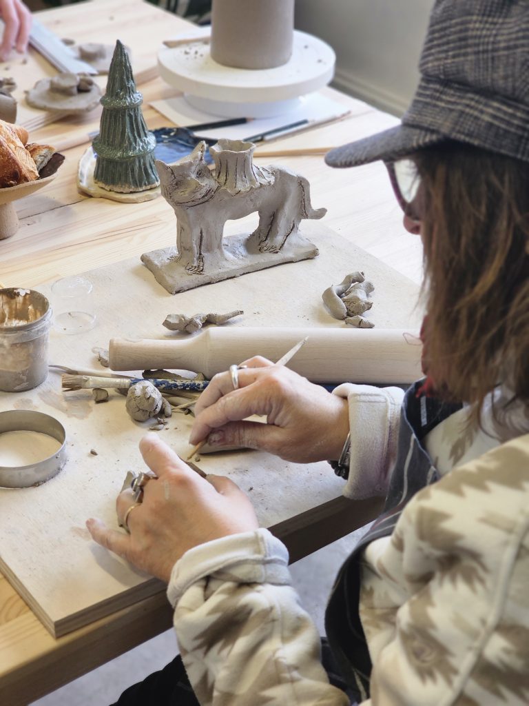 Brunch céramique à Mulhouse à l’Atelier Angéline, atelier céramique convivial avec cours de céramique Mulhouse, poterie Mulhouse, modelage de la terre, activité créative et artistique Haut-Rhin 68 Alsace pour adultes débutants