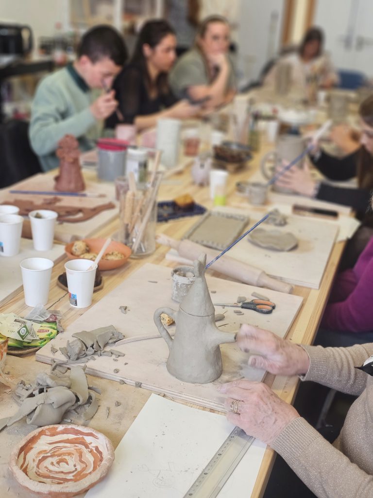 Cours de poterie 68 Haut-Rhin Mulhouse Atelier Angéline, brunch céramique et atelier céramique avec modelage terre, activité créative et artistique Alsace pour adultes